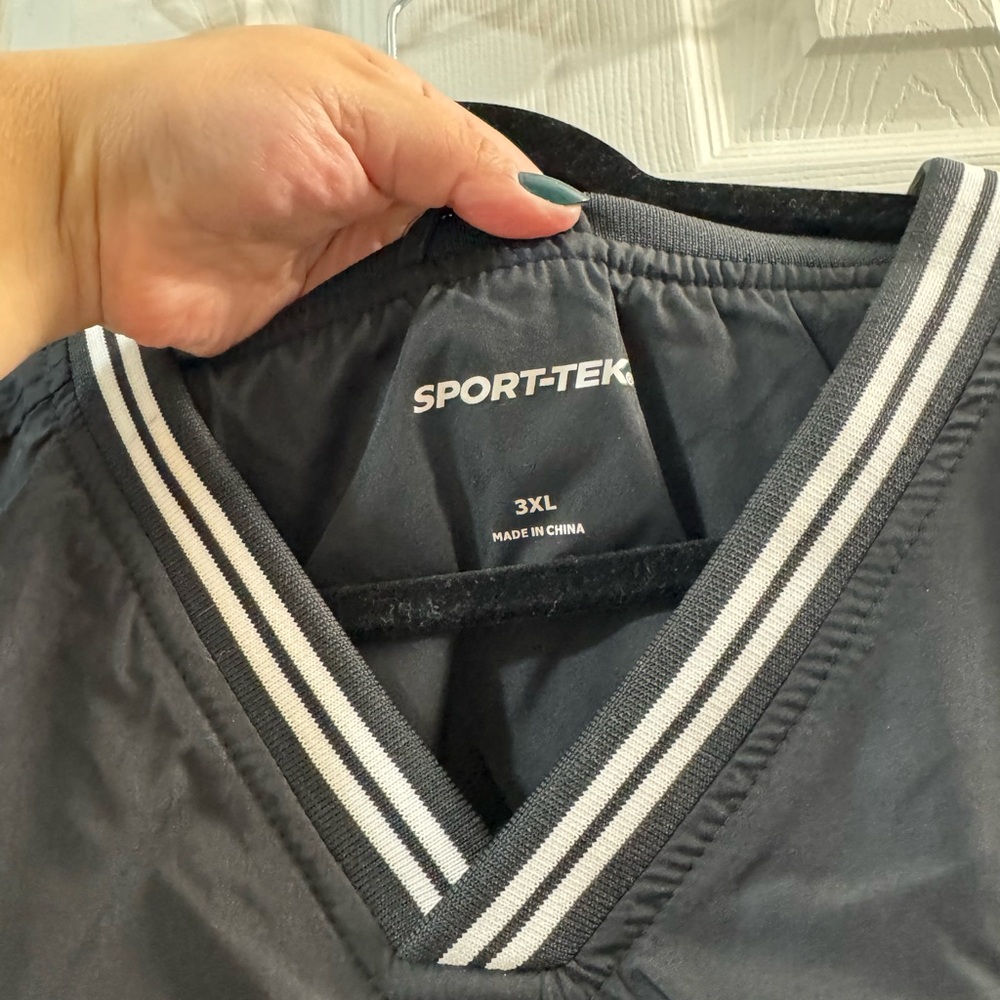 Windbreaker - Picture 4 of 11